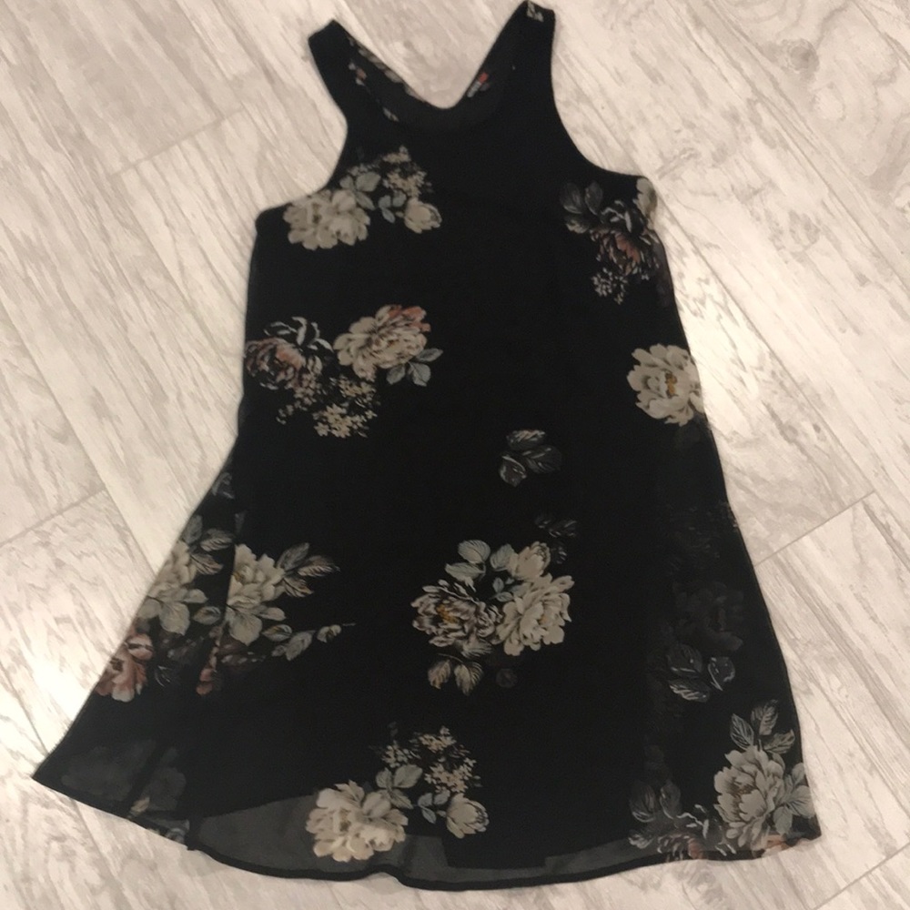 Sleeveless floral shift dress.